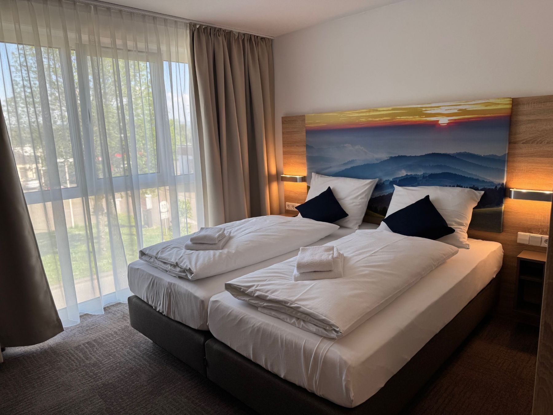 Businesszimmer mit komfortablem Doppelbett und großem Fenster