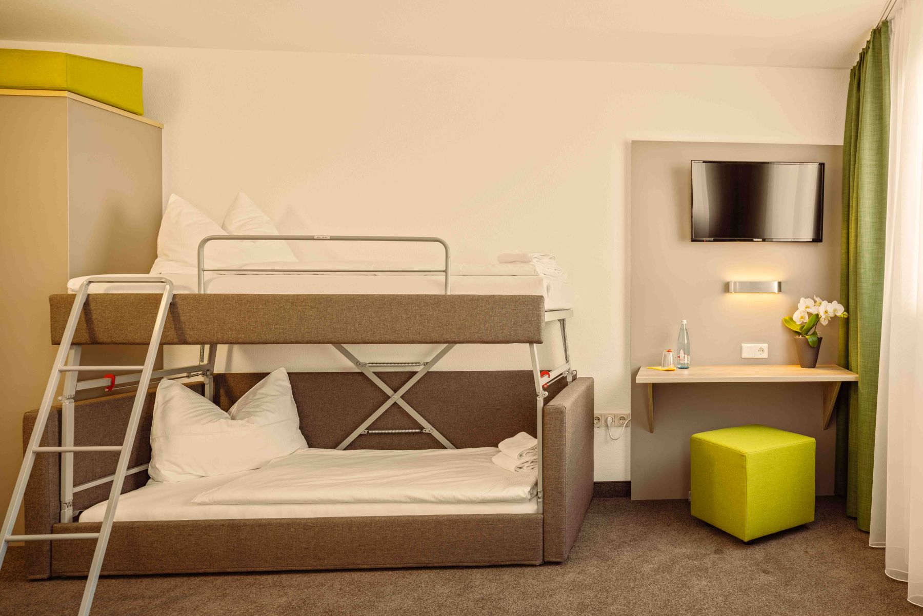 Helles Familienzimmer mit Etagenbett und gemütlicher Einrichtung