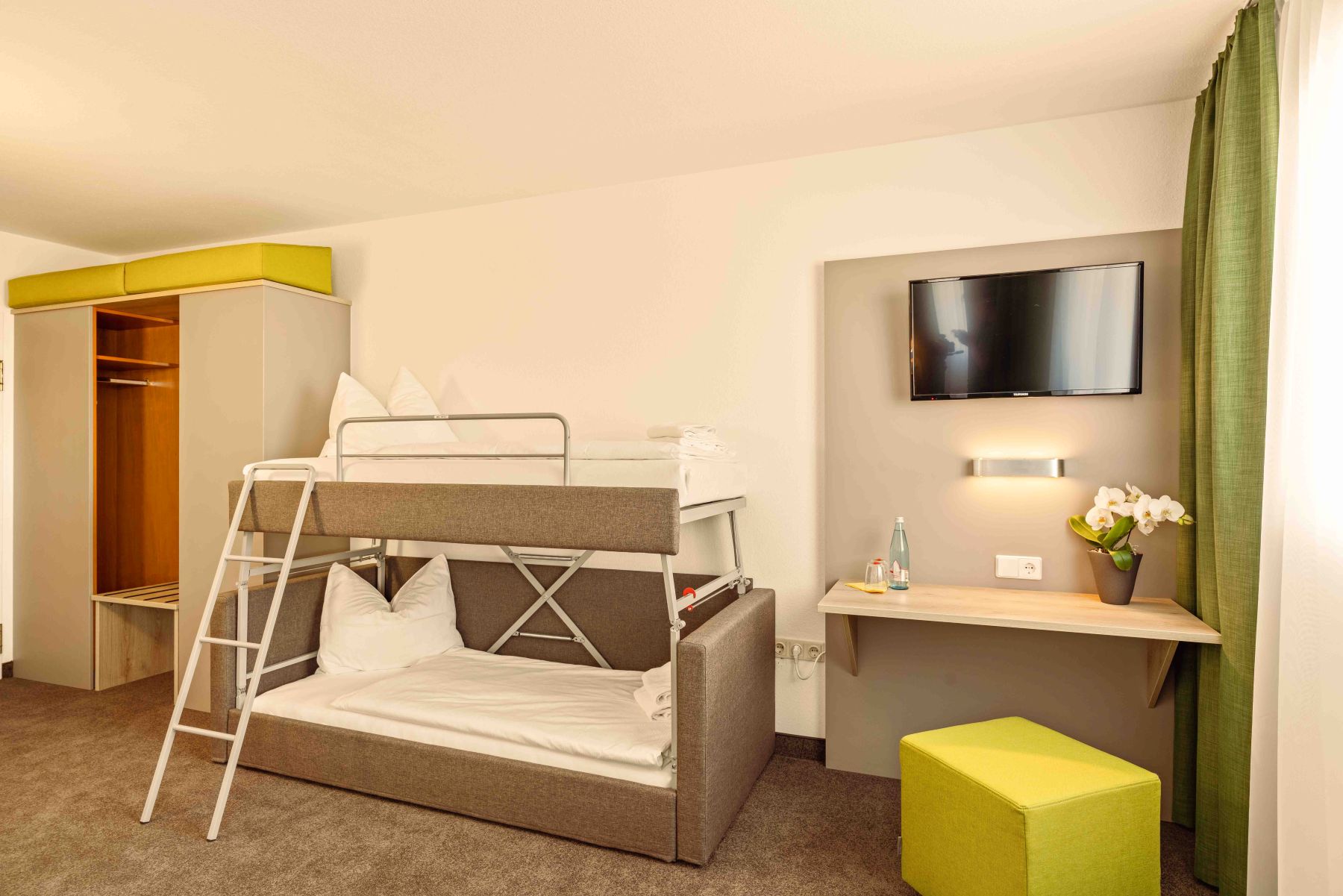 Familienzimmer mit Etagenbett, Sofa und TV – ideal für 3 bis 4 Personen