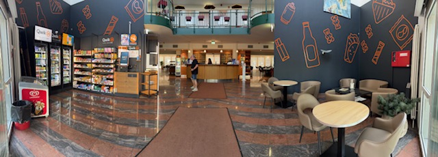 Moderne Lobby des Highway Hotels mit Sitzbereich, Rezeption und integriertem Qwik24-Shop für Snacks und Getränke.