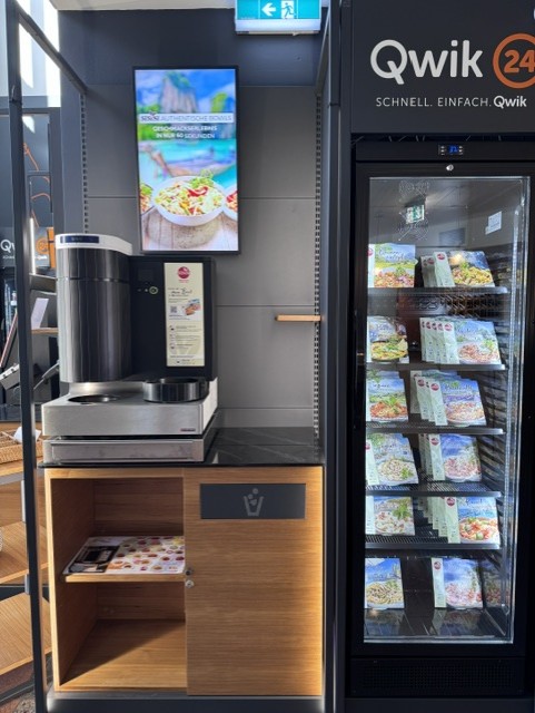 Qwik24-Self-Service-Shop im Highway Hotel mit Kaffeemaschine, digitalen Informationen und gekühlten Snacks sowie Fertiggerichten.